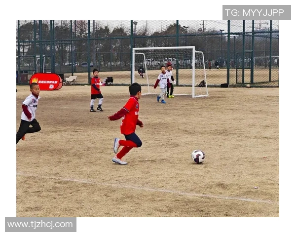 足球明星亲自指导小孩训练技巧精彩视频分享让孩子们爱上足球的秘诀